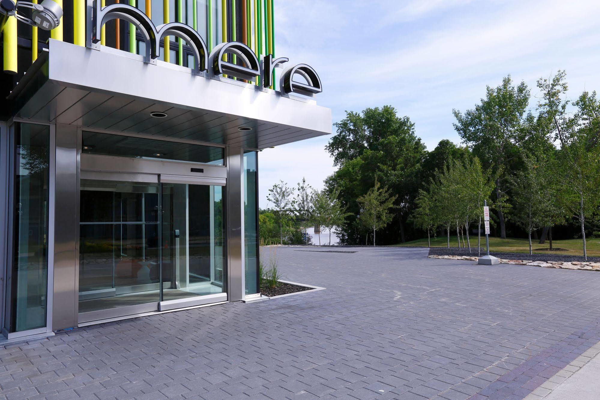 Mere Hotel Уинипег Екстериор снимка
