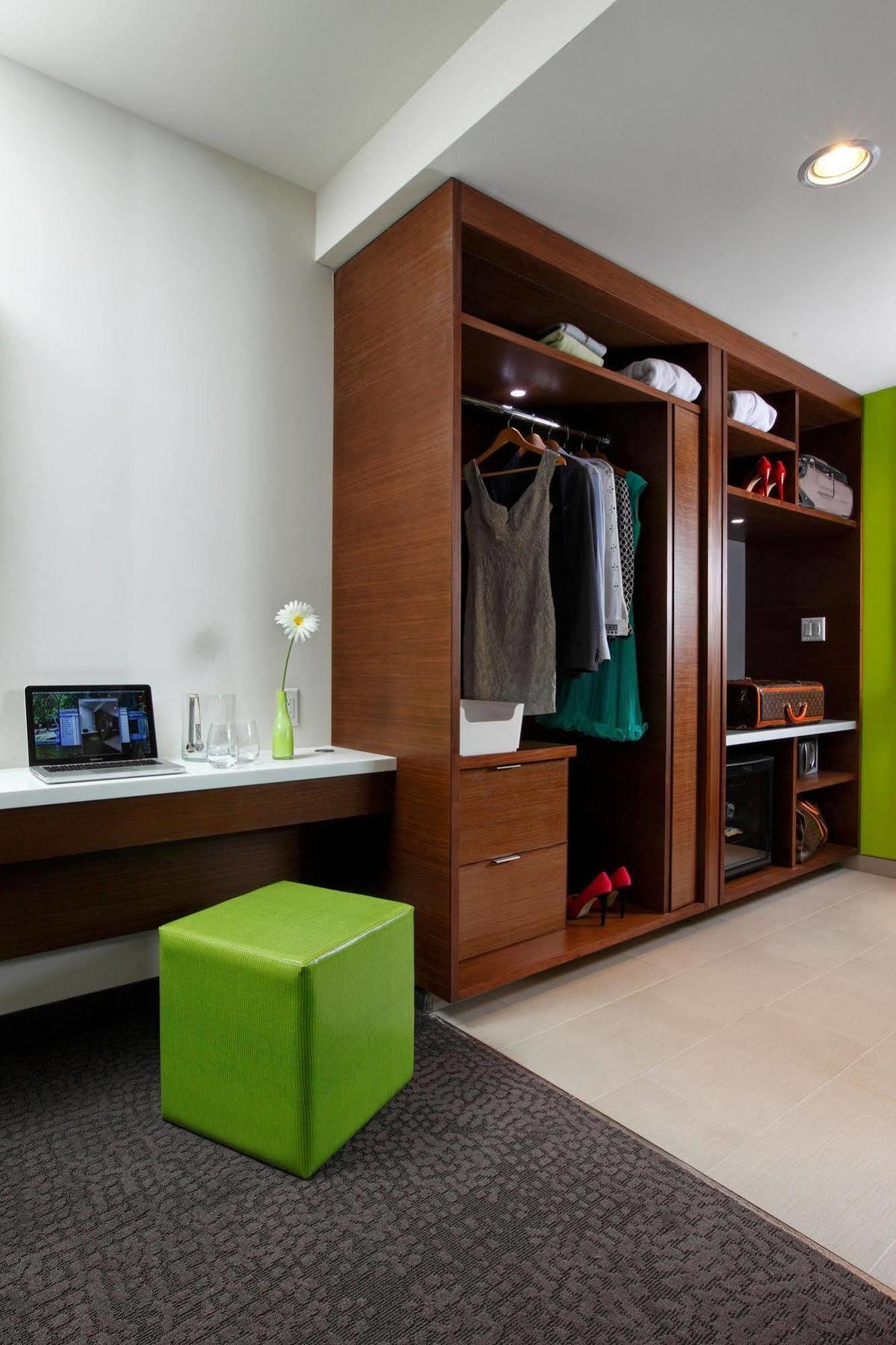 Mere Hotel Уинипег Екстериор снимка