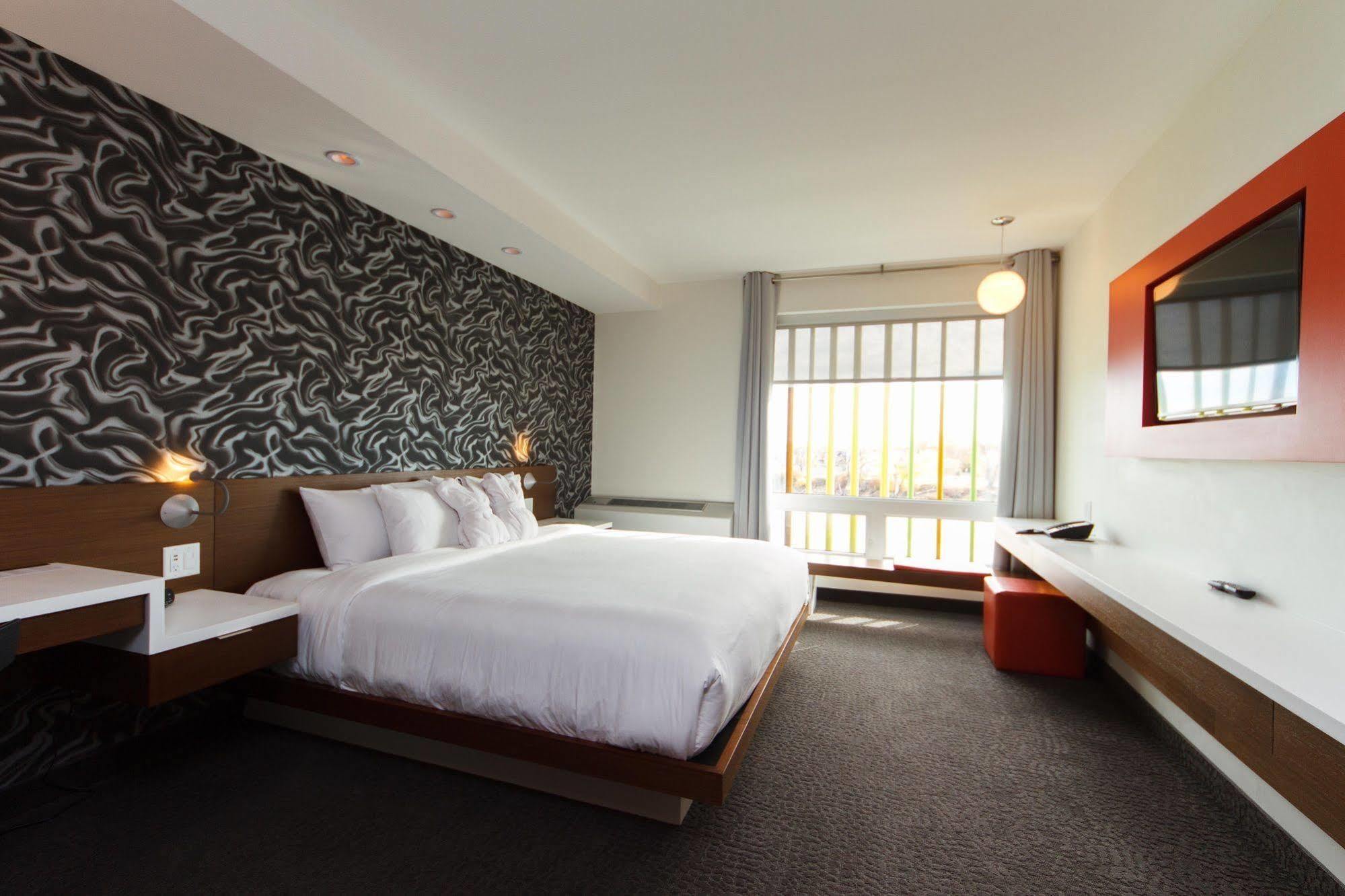 Mere Hotel Уинипег Екстериор снимка